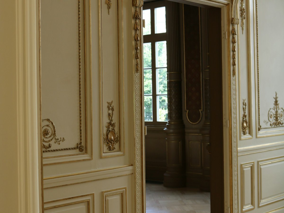 Chateau doorway with boiserie jamb and casings